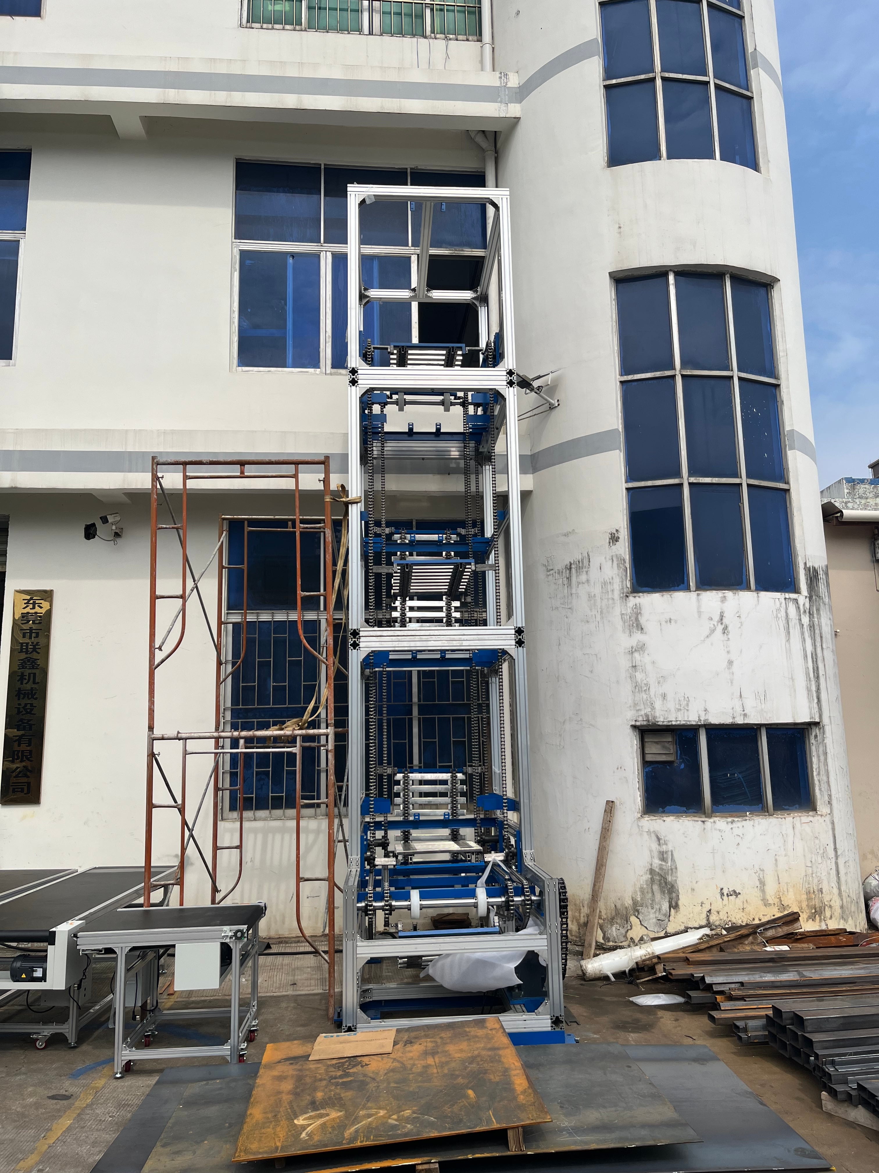 竖向提升机在仓储物流系统中的实际应用与选型详解