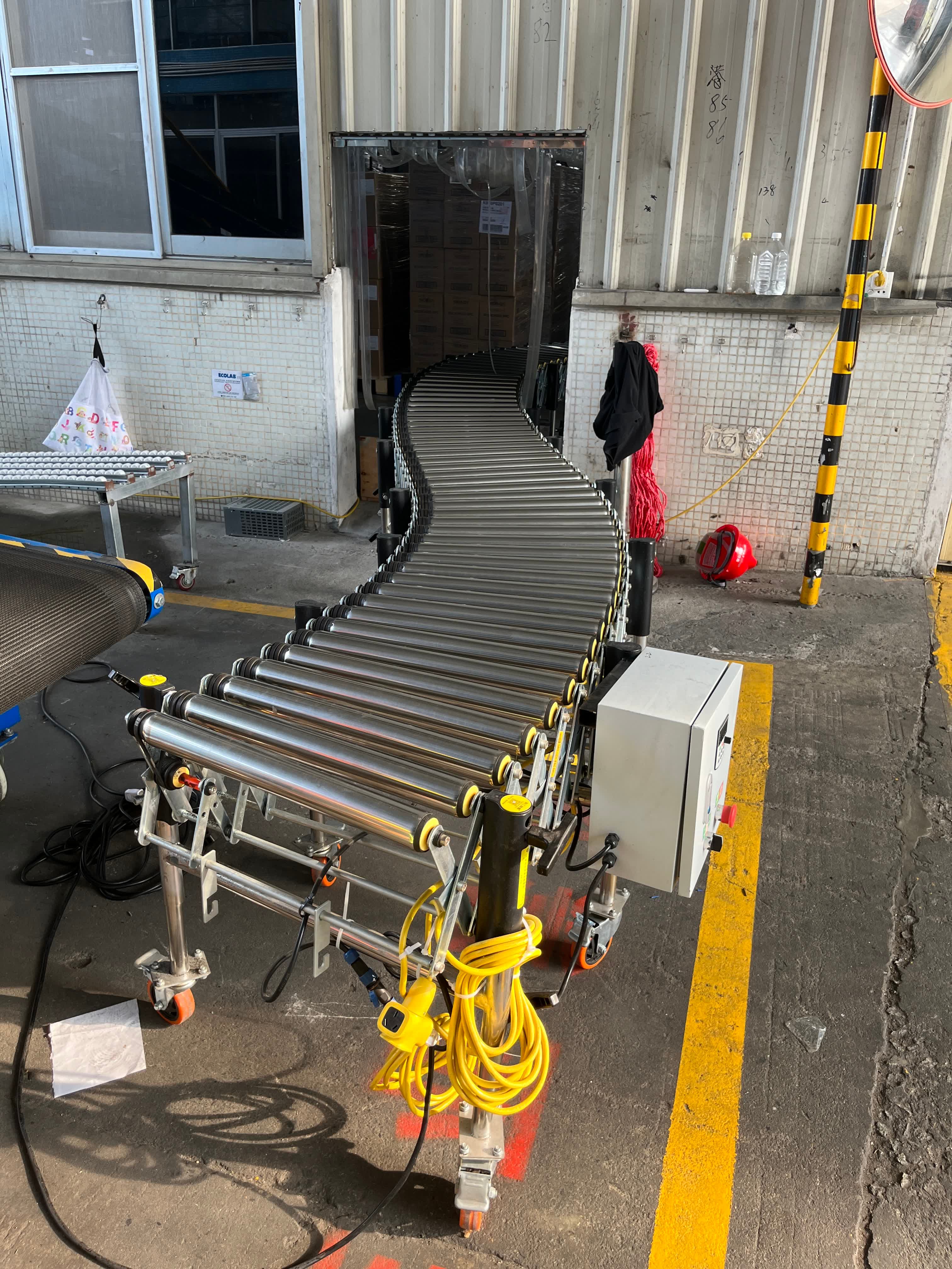 多楔带动力滚筒输送机在狭窄空间的应用解析