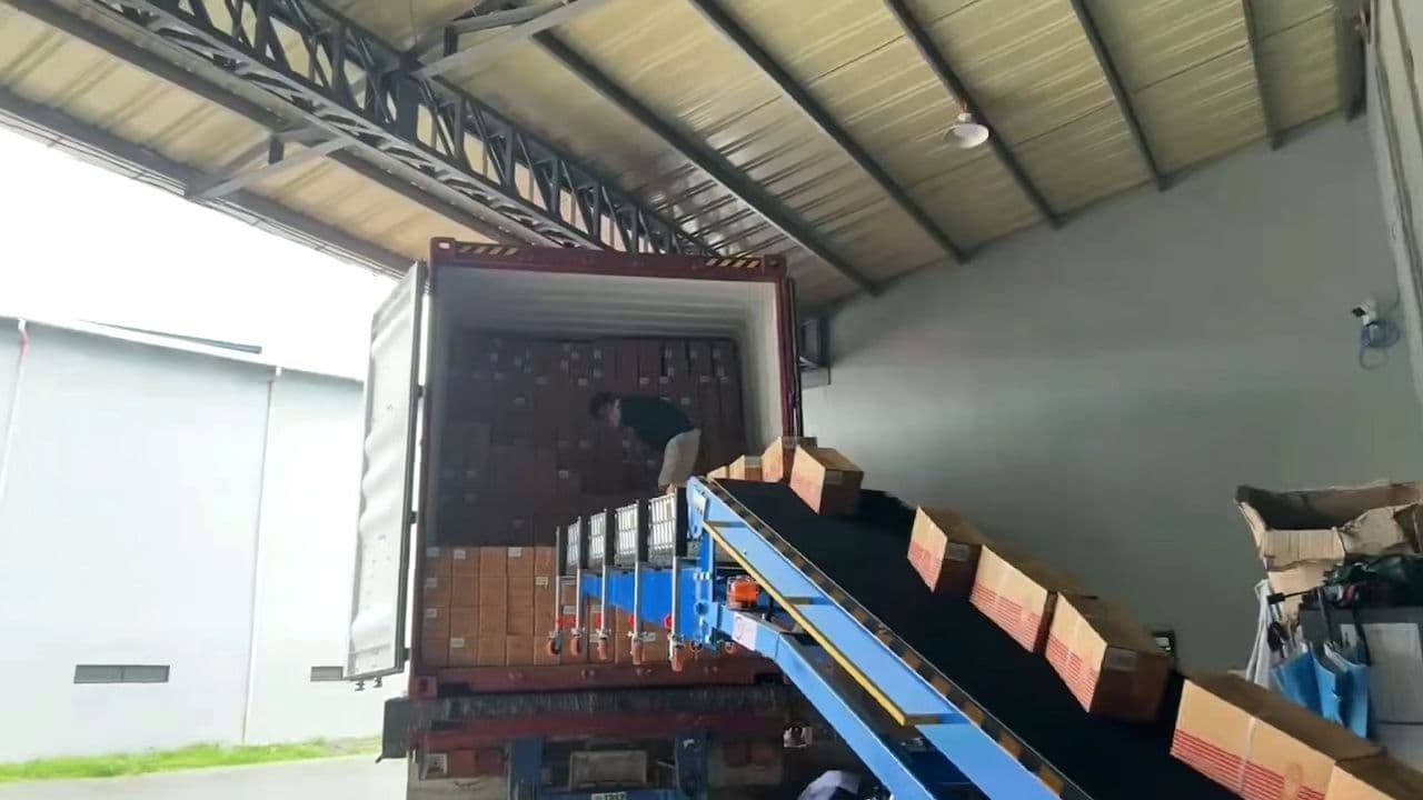 中型爬坡机+滚筒线卸货案例